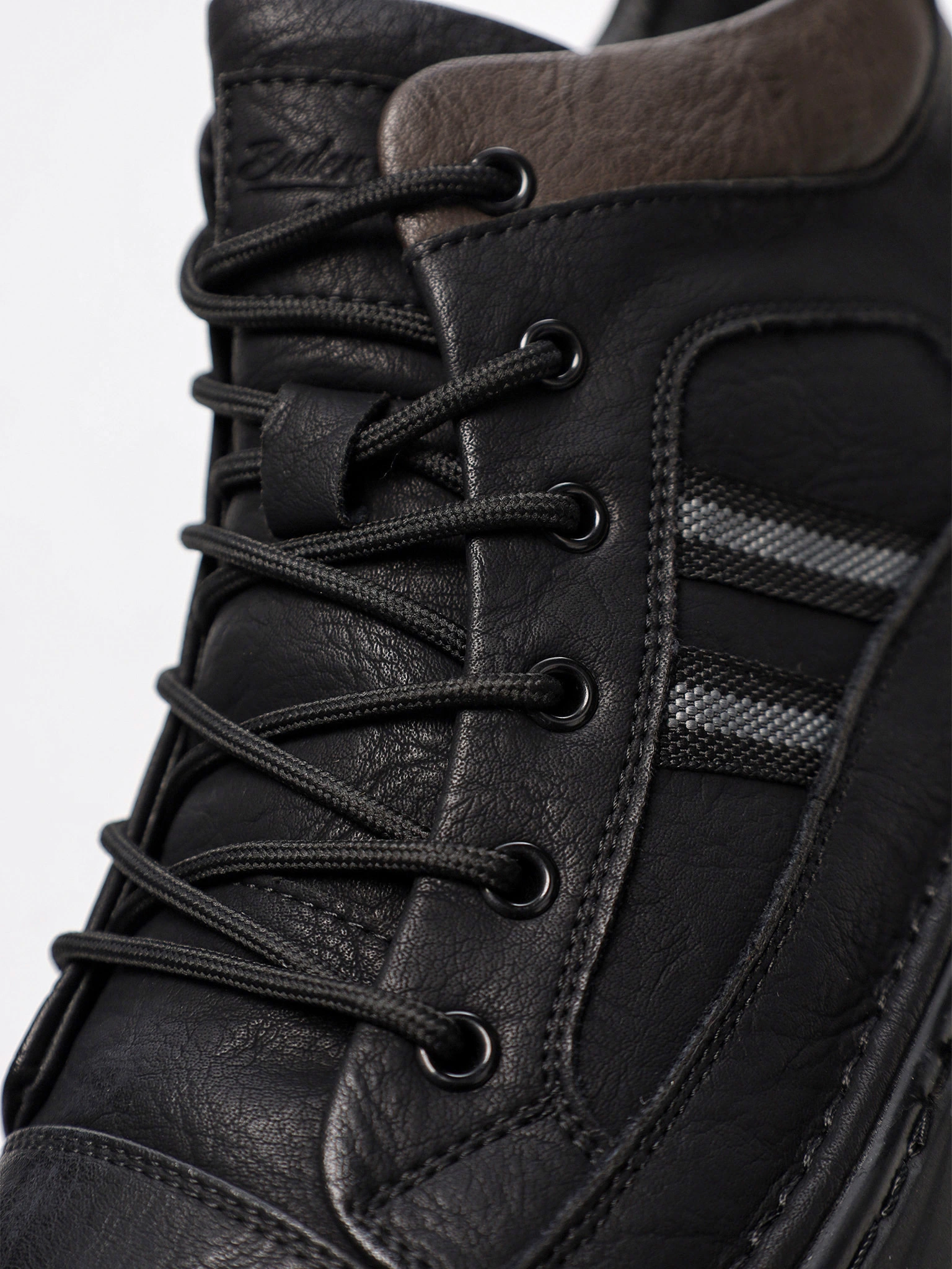 Ботинки черного цвета на низкой подошве